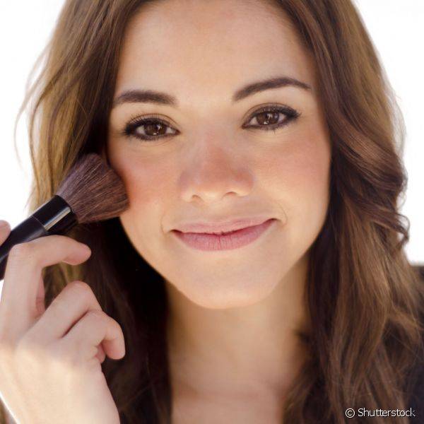 Exagerar no blush é muito comum ao fazer a maquiagem com pressa (Foto: Shutterstock)